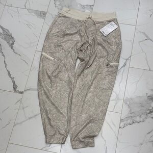 NWT Athleta venture printed Beige Jogger Pants size 6